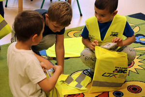Dzieci z zainteresowaniem przeglądają zestaw edukacyjny Kampanii Kolejowe ABC. Gminne Przedszkole nr 1 w Trzciance.