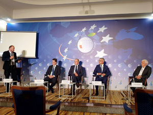 Pięciu mężczyzn siedzących na podium