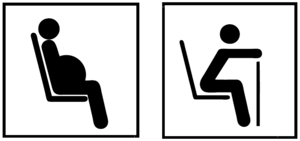 Dwa piktogramy przedstawiające siedzącą kobietę w ciąży oraz siedzącą osobę z laską. Białe tło, czarny rysunek