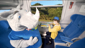 Zdjęcie dziecka w przedziale pociągu wraz z Rogatkiem