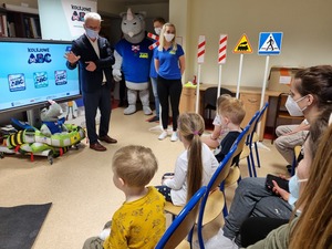 Prezes Urzędu Transportu Kolejowego podczas wizyty Centralnym Szpitalu Klinicznym MSWiA w Warszawie witający się z dziećmi
