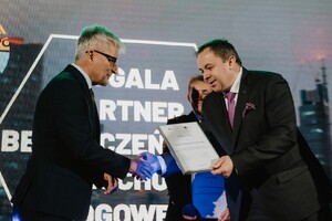 Prezes UTK odbierający nagrodę w kategorii Instytucja Publiczna Roku otrzymał Urząd Transportu Kolejowego, który został wybrany spośród trójki finalistów